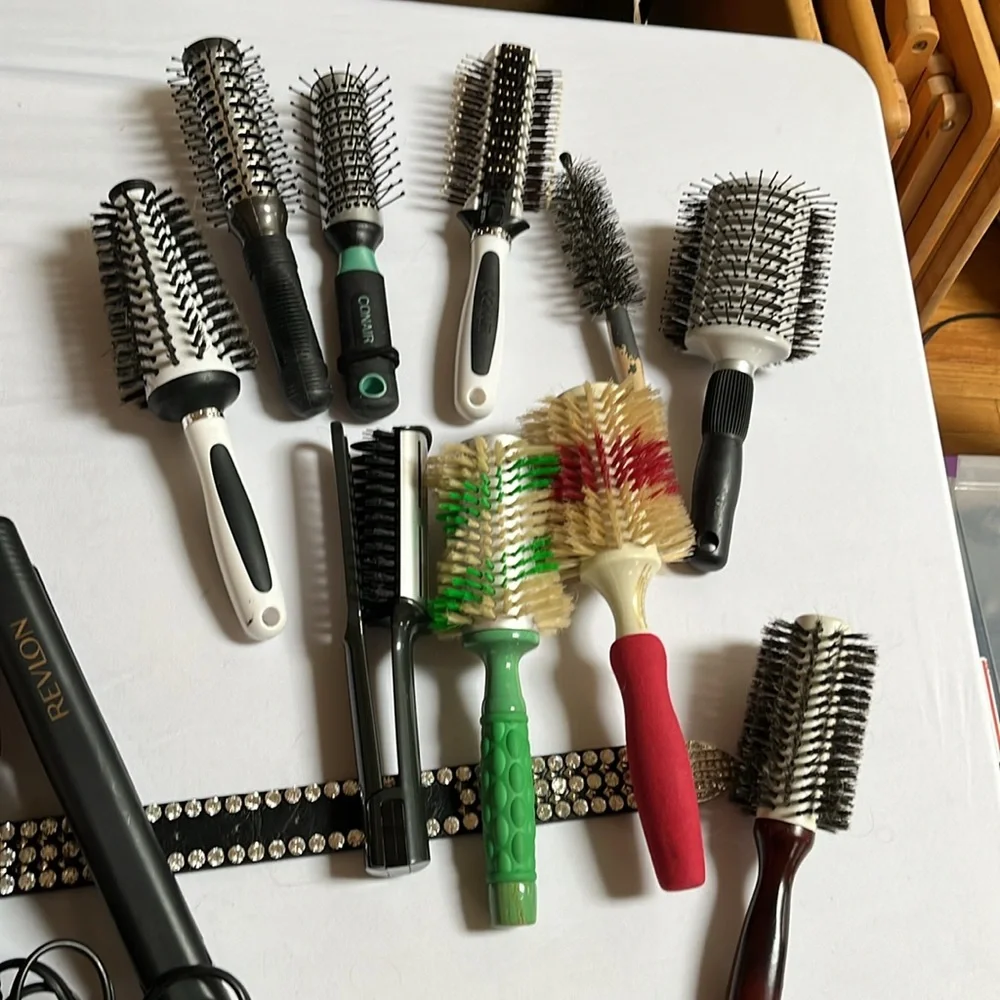 CURLMASTER ,REVLON,CONAIR various size blow out brushes , round and vent 7 total